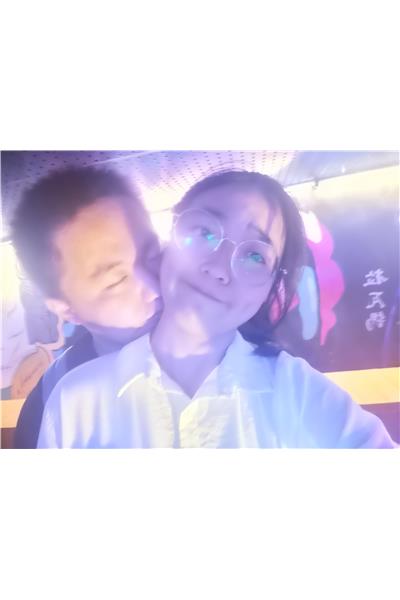 大晚上忍不住想亲媳妇两口